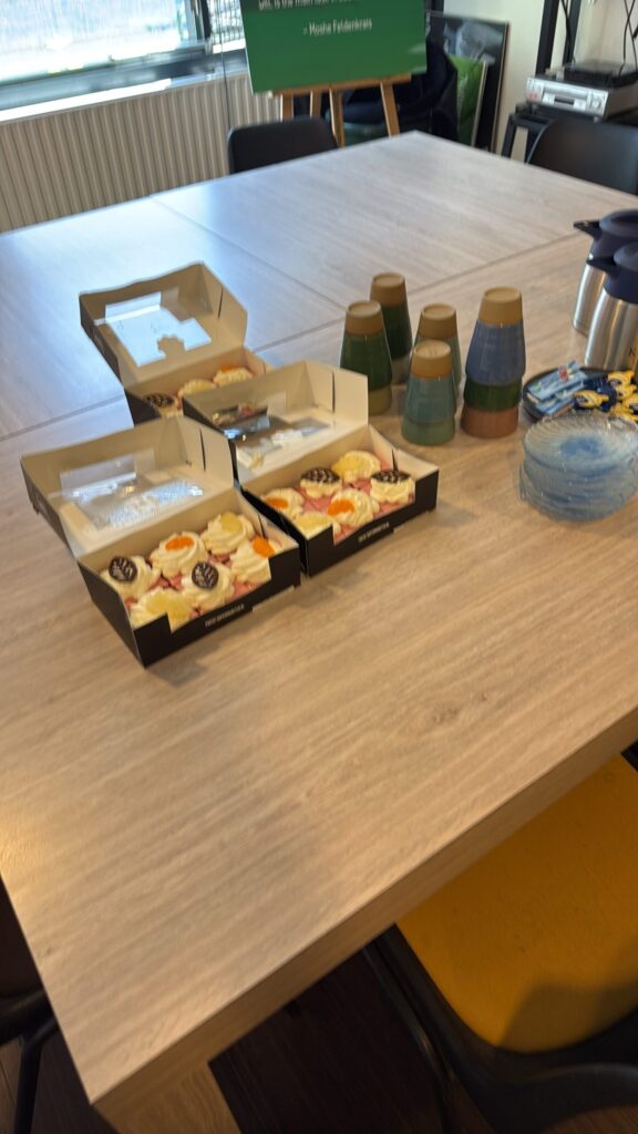 Gebak en koffie op tafel als dank voor de helpers van de schoonmaakdag