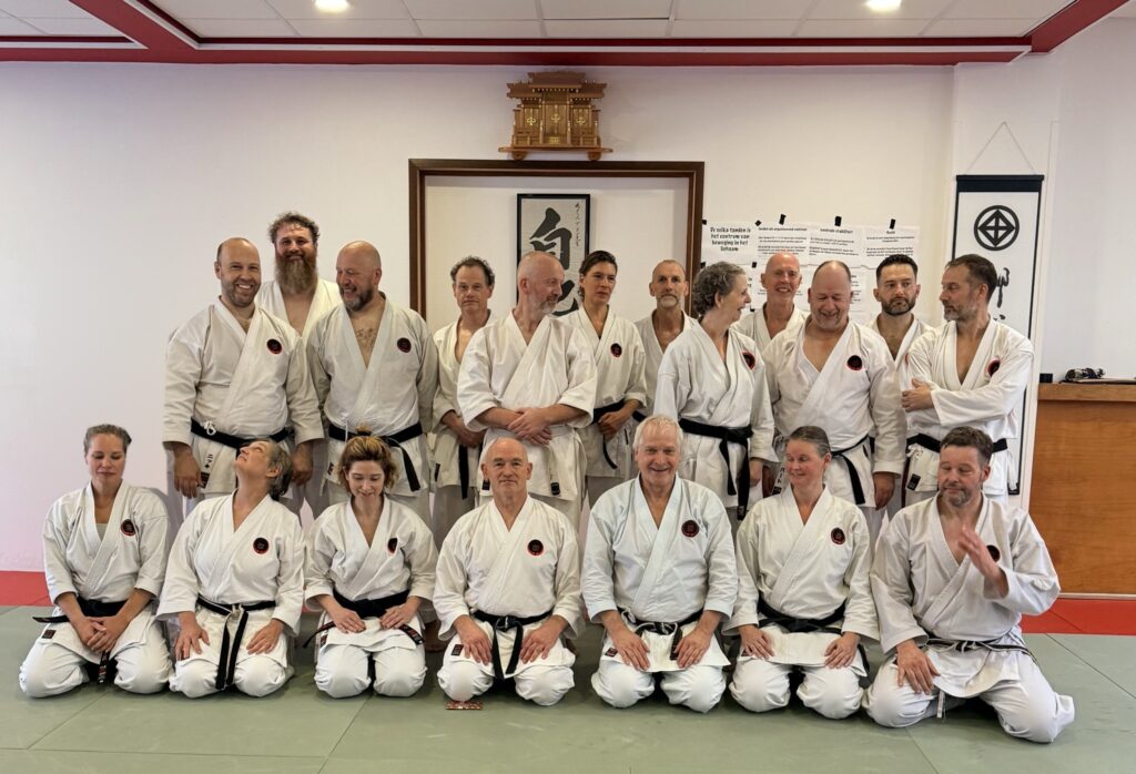 Groepsfoto van de deelnemers aan de Goju Ryu-training met sensei Sydney Leijenhorst