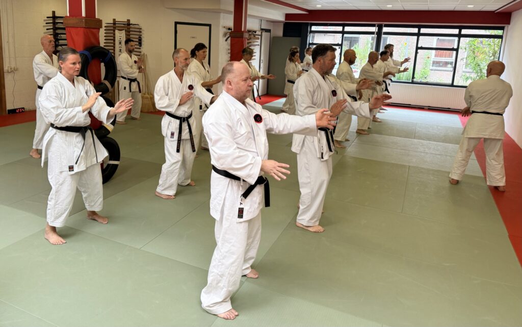 Karateka trainen samen Goju Ryu in de dojo van de SJOK
